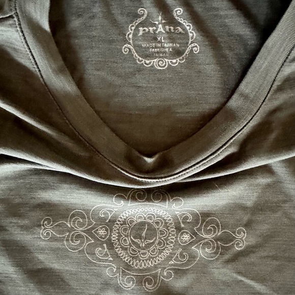 Prana Grey Yoga Top in XL, slippery smooth fabric, extra long - Picture 3 of 4